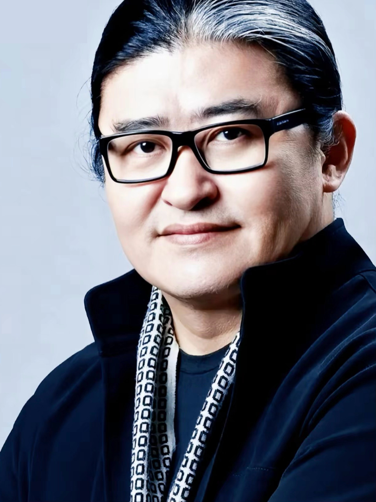 刘欢借给宋柯近百万，搁在九十年代末，那得是好几套房的钱。可他倒好，十几年没催过，更没跟外人提过一个字。

​这年头，谁兜里揣着钱不捂得紧紧的？刘欢这种“仗义”，现在听着跟神话似的。

​还有郑钧那次出车祸被困在郊区，大半夜的，刘欢接到电话，连睡袍都没换就直接冲出门，连夜开车钻进树林里 ​