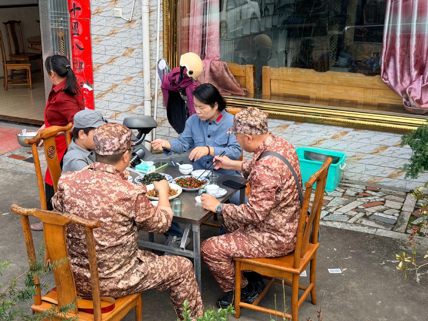 开追光 S 跑山终于实现了，确实是岚图品牌从内到外都最年轻的一台车。

在山下吃了本地鸡。

一个有趣的现象，我们在大众点评上这家饭店的评分非常低低，而且评论里面抱怨服务不好，价格贵，宰客。

在高德地图上，这家饭店又是回头客第一名。我们实际吃下来，就是高德的推荐要更加的精准一些。 ​