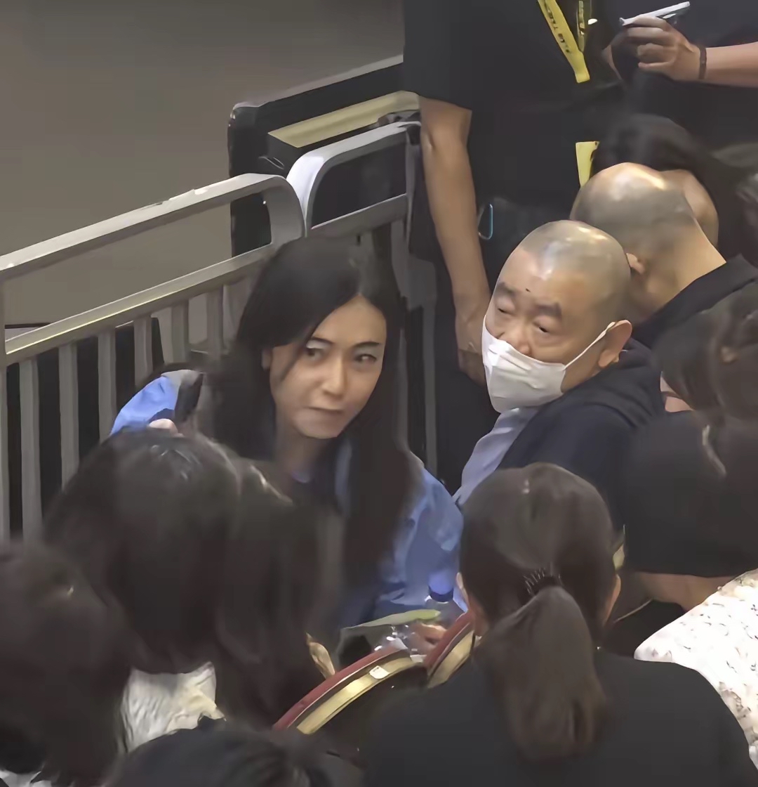 75岁的刘銮雄和甘比，带着小女儿现身红馆演唱会，一家三口坐在前排。他身体偏弱，出行需要旁人照料，全程戴着口罩。夫妻俩安静看演出，互动不多，28岁的年龄差距，让同框画面看着很有反差感。
年轻时叱咤港圈，如今被身体状况所限，行事低调。
人这一辈子真的难以预料，再风光的过往，终究抵不过岁月。年轻时再耀眼，