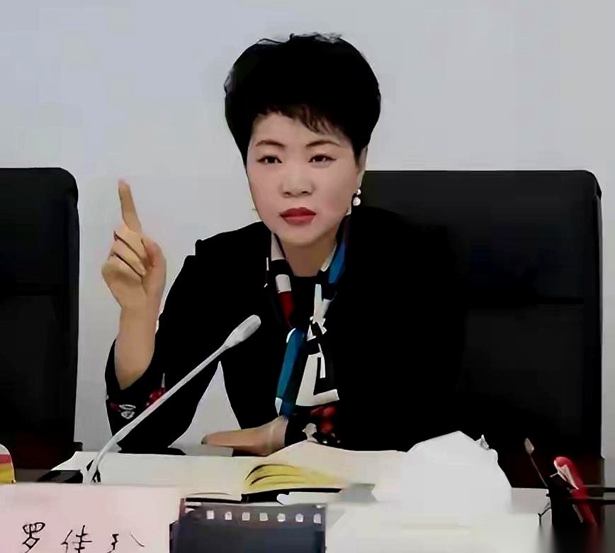 官方最新通报罗佳玲被提起公诉，也让一段尘封十余年的旧账摆上了台面。
从今年农历正月十一通报被查，到如今案件进入公诉阶段，通报里最引人注目的，是她早年间一段极短的任职履历。
2012年9月到2013年2月，整整算下来，不过一百五十来天。
当时她在贵阳市公共住宅投资建设集团坐上副总经理的位置。办公桌上的
