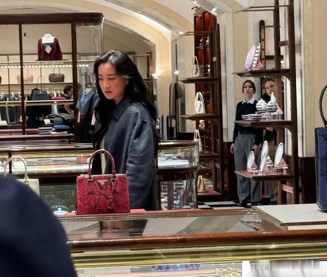 贾玲在米兰购物，瘦下来后化身高冷御姐 ​