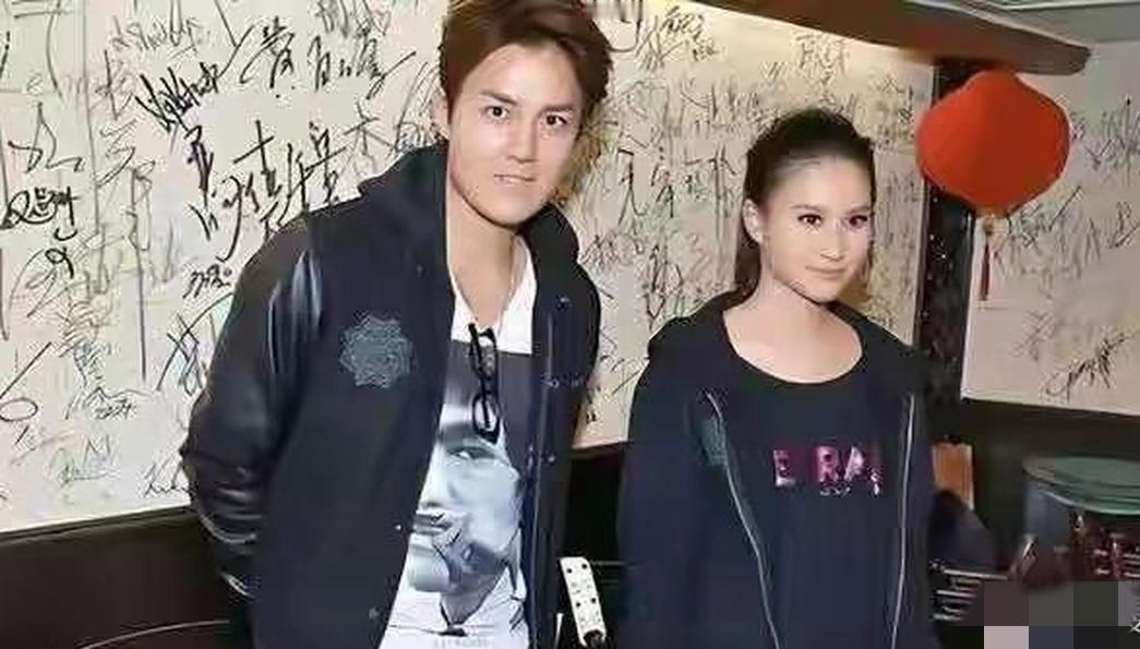 当年，歌手吴克群与女友何超莲在活动上的一张留影，当时这段&