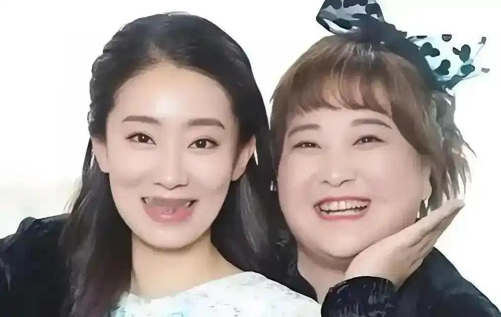 《功夫女足》票房停在23亿，沈腾主演《欢迎来龙餐馆》基本稳拿冠军，贾玲斥资2亿的新片突然遭撤档零排片直接从暑期档蒸发，实在太意外！ ​