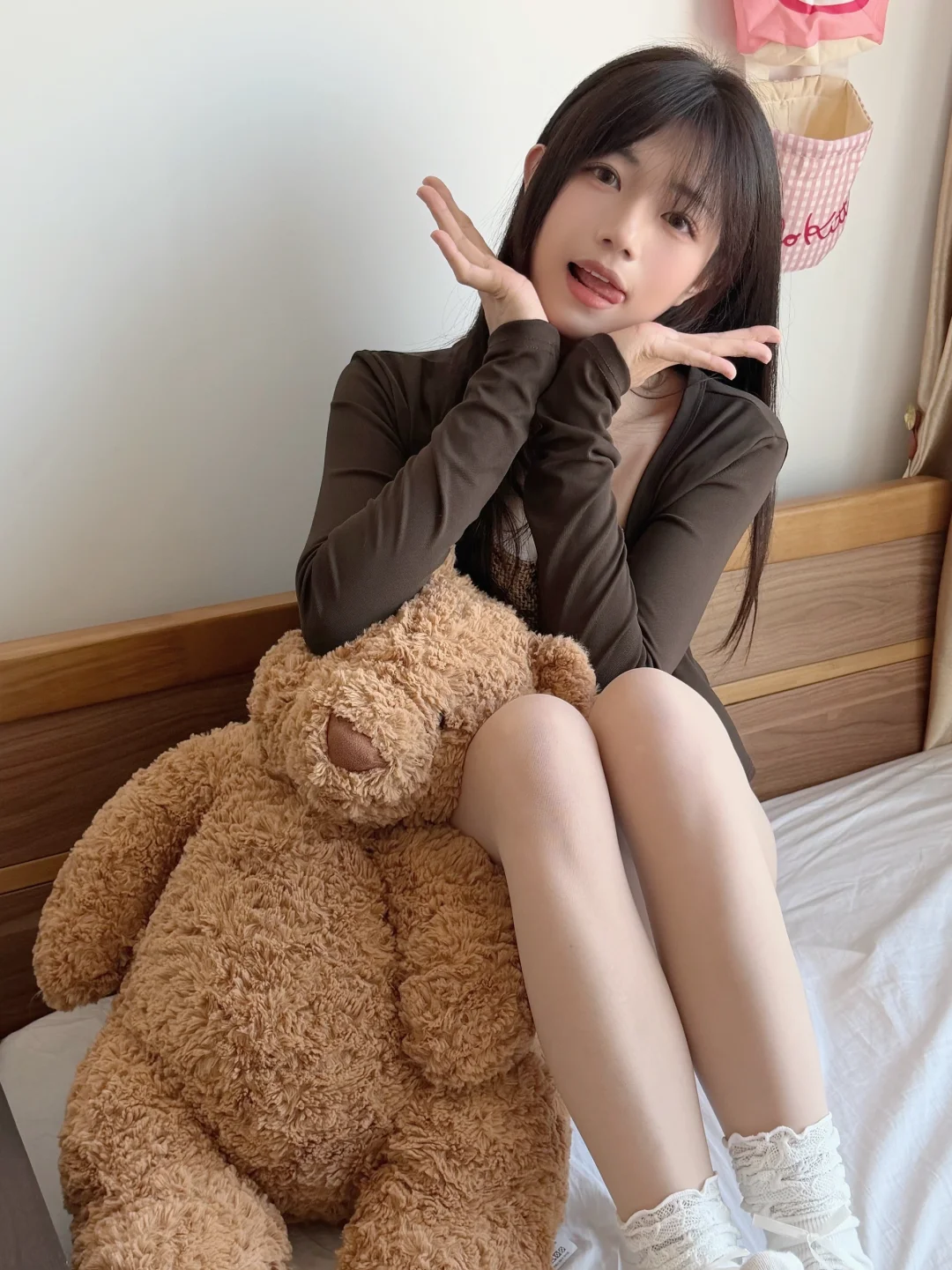 和小熊一起拍照