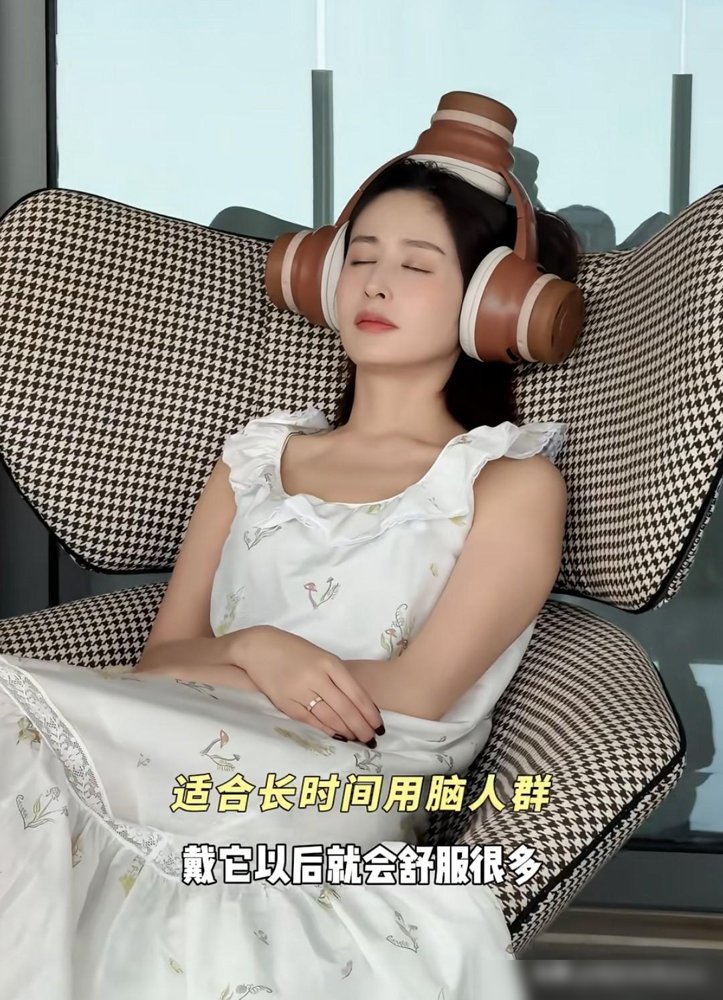 颖儿直接晒头顶白发了，一大片，没遮没掩。
女明星不是不会老，是平时藏得太狠。她这次直接撩开头发给镜头看，说这就是常年拍戏熬夜、减肥、内分泌乱掉的结果。
别人晒精修图，她晒白头发。这事放别人身上是翻车，放她身上反而真实得吓人。
早年她拒绝过圈里那些脏事，后来跟付辛博结婚也被骂了好几年，人家愣是没