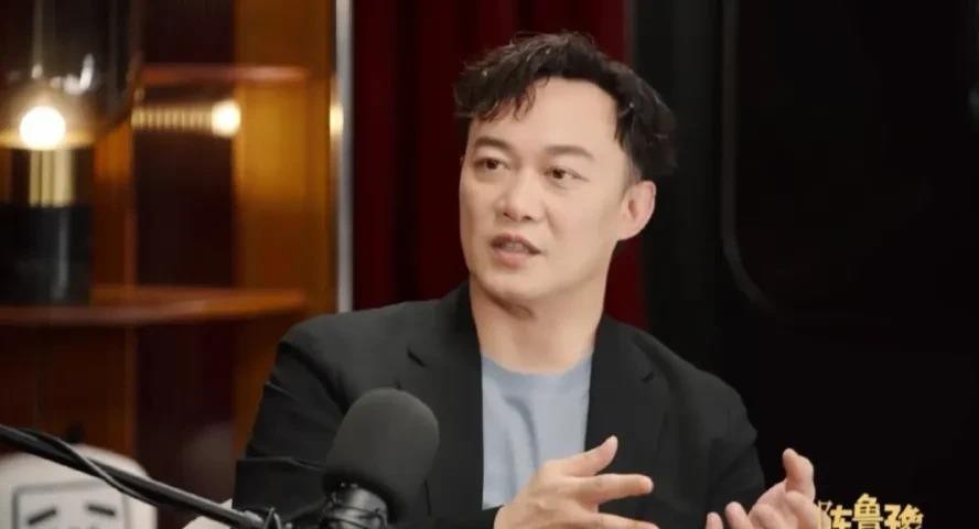 1996年那个还没发片的陈奕迅，遇上了演过‌《旋风小子》《鹿鼎记》已小有名气的徐濠萦，女红男不红的反差，从一开始就写在港媒的笔尖上。后来2002年他在台湾舞台意外摔伤，已经闹过分手的她连客机位都顾不上，转头就搭货机往医院赶；隔年他父亲涉官司、事业又卡壳，还没领证的人，二话不说掏出两百万积蓄托底。外人