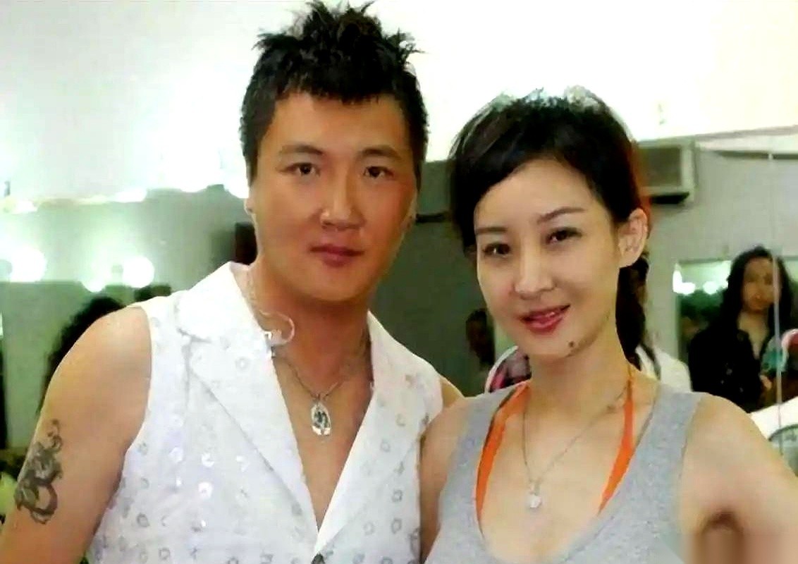 提到歌手孙楠，他的人生里刻着两笔极其绝情的“十年”。
1999年，他刚大红大紫，转头就把行李搬出了跟女友辛欣同居了十年的出租屋，火速迎娶新欢买红妹；十年后，买红妹刚拼死拼活生下二胎，身体还虚弱地躺在床上，等来的却是丈夫推门甩下的一句话：“我爱上别人了，她怀了我的孩子，咱们离吧。”
九十年代初的冬天，