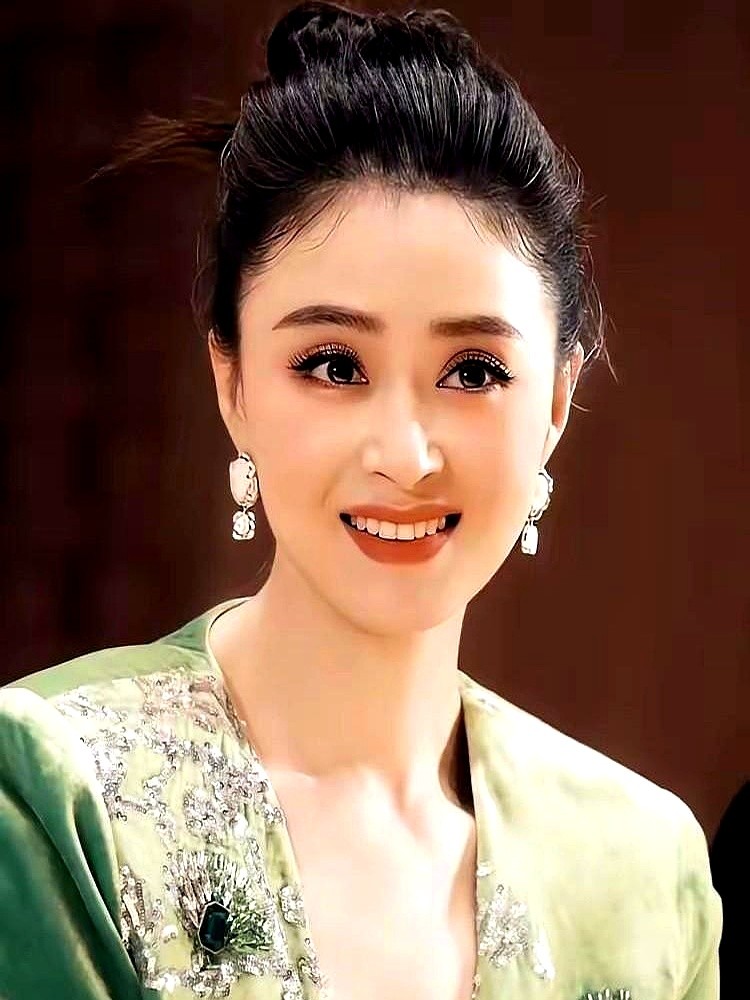 别人拼命立人设，蒋欣倒好，直接接了个让人恨得牙痒痒的“第三者”剧本。

在这部暗恋者的救赎里，她不管角色讨不讨喜，专挑人性暗面死磕。孙俪和刘涛都见识过她的爆发力。

为了贴合人物她对自己下狠手，大半夜饿得崩溃大哭，哭完擦干眼泪，抓起笔继续在剧本上死磕台词熬一宿。

不买热搜不炒作，全靠剧抛脸硬扛。
