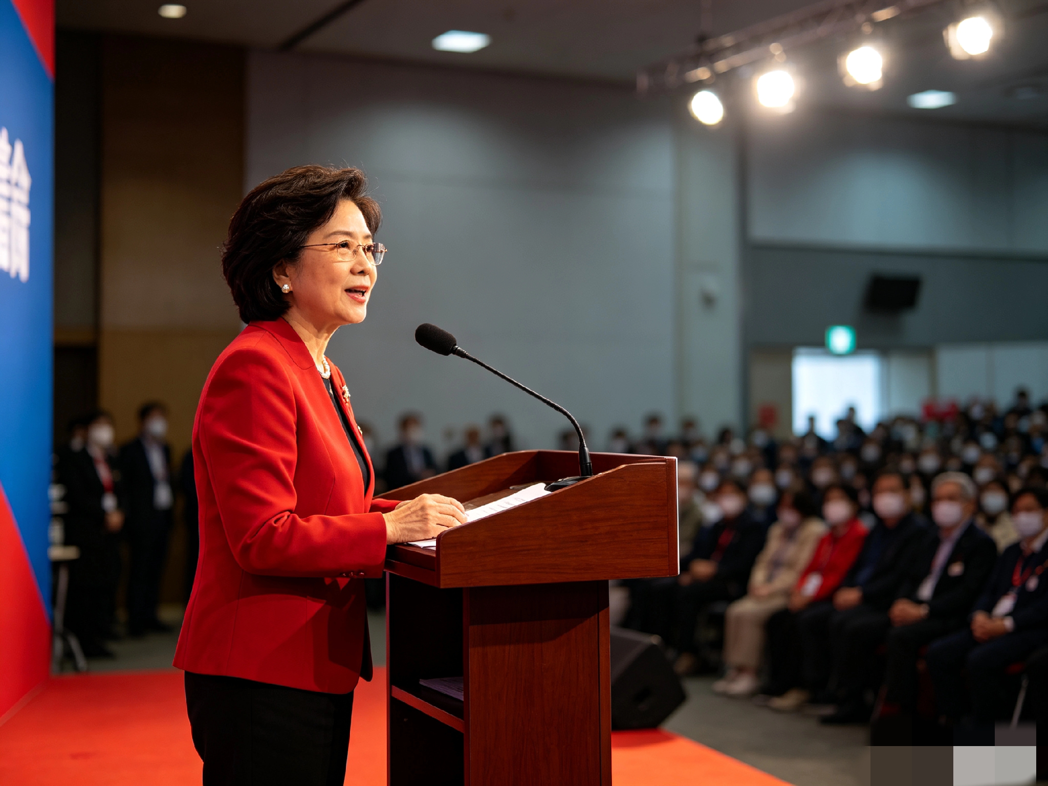 《放话百分百拿下2028选举，郑丽文的豪言能兑现吗？》

近期台湾政坛热度居高不下，国民党主席郑丽文在企业交流公开活动中，公开谈及未来地区选举局势。她当众放出大胆言论，直言自身拥有十足底气，能够确保国民党在2028年成功拿下执政权。同时她也直面当下选举现状，坦言本年度地方选举局势焦灼，多地选情陷入胶