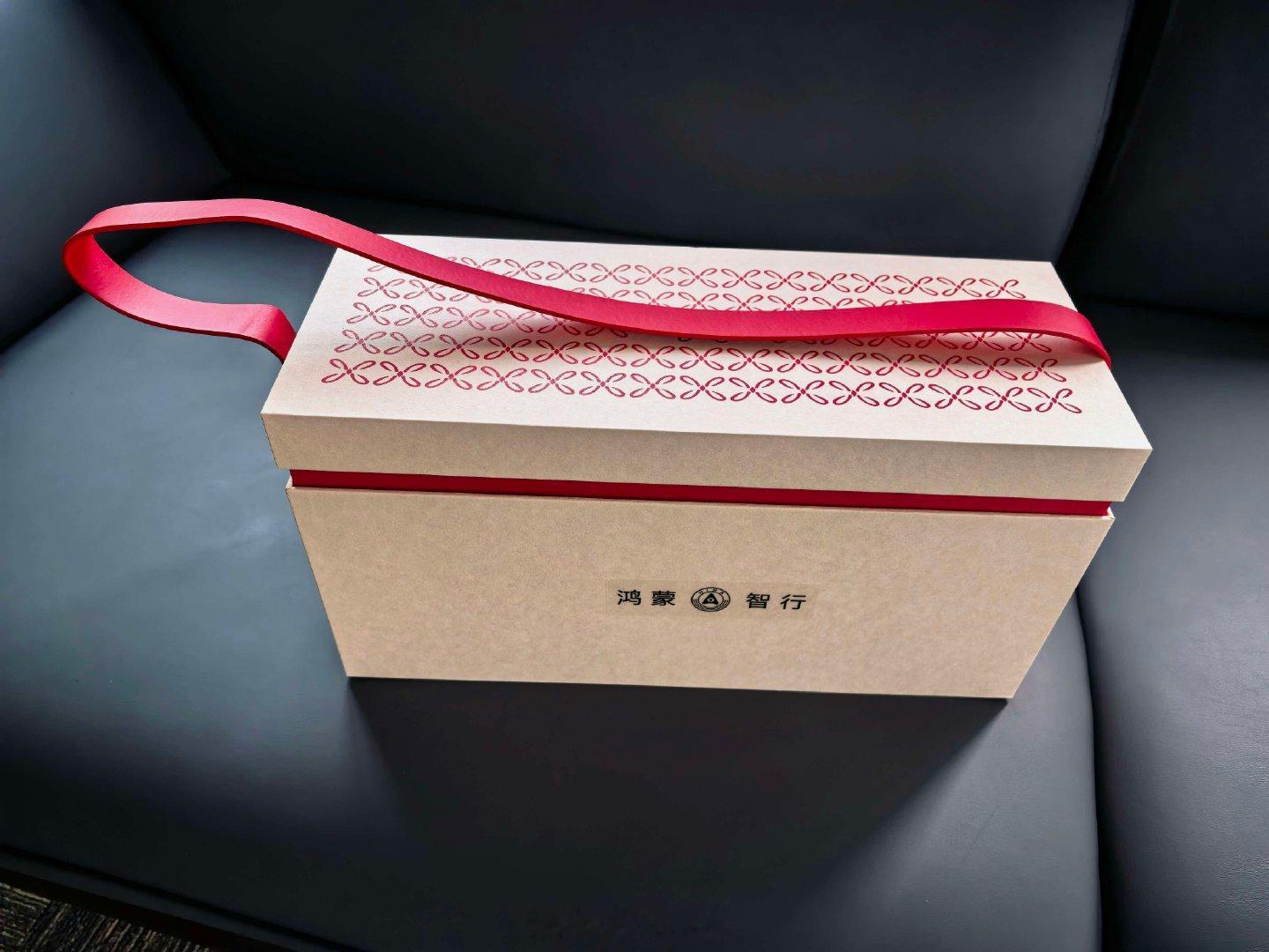 出差回来才知道，鸿蒙还寄了红酒给我。
这不就是华为从智利进口的那个红酒吗[嘻嘻] ​