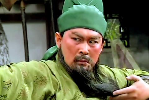 忠义无双关云长，为何能流传千古？
 
三国英雄数不胜数，关羽的名字，千百年深入人心。
当年他暂居曹营，曹操待他十分优厚，不断给予赏赐，可他心中始终挂念刘备。
打探到兄长下落之后，毅然辞别，千里奔赴相聚。
 
他武艺出众，气度不凡，襄樊一战威震四方。
可关羽性格刚强，为人高傲，也为后续的变故埋下隐患。