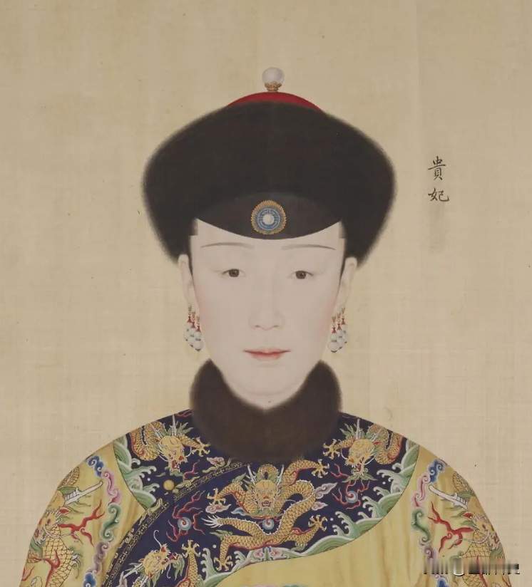乾隆第二任皇后那拉氏有没有被废？答案是没有。
乾隆三十年，那拉氏随帝南巡，于杭州发生了“断发事件”，个中原因不得而知。
据说南巡期间，当地官员为了邀宠，搜集江南美女献于乾隆，那拉后出面劝阻乾隆不听，她一气之下剪了头发。
按照满洲习俗，只有在长辈和丈夫去世时，妇女才能剪发，乾隆认为那拉后此举大不敬，当
