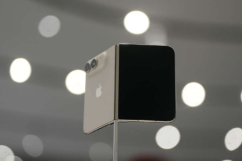 iPhone Duo的息屏折痕表现其实没网传的那么神乎其神。
上手摸过真机的人都知道，它在正面平视避光的状态下，折痕几乎藏得严严实实，不特意盯着找根本察觉不到。但一到息屏状态，哪怕是室内日常顶灯的光线，那条浅印子还是会肉眼可辨，指尖轻轻划过去，也能摸到细微的起伏，远没到行业顶级的“只有刻意按压才能感