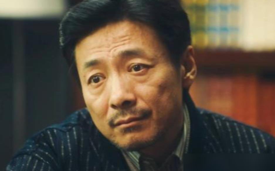 欧豪拍《交锋》，被祖峰一个眼神钉在原地，说台词都发虚。
就那场戏，祖峰演的朱应甲，坐那儿不动，眼皮一抬，慢悠悠一句“你慌什么”。欧豪说当时后背瞬间冒汗，不是演的，是真怕。
十八年前《潜伏》里的李涯，狠在明面上，咬牙瞪眼，让人恨得牙痒。现在这个朱应甲，不吼不叫，全程带笑，压迫感反而从屏幕里渗出来。