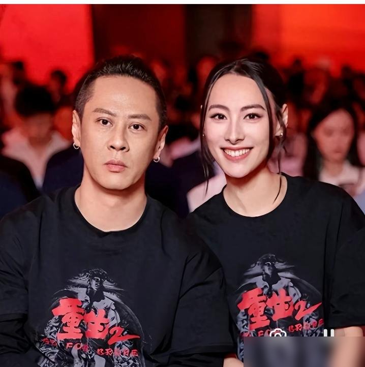 李长治打武术比赛，李泽楷居然到场了，坐在台下眼睛就没离开过孩子。
梁洛施在边上站着，没往前凑，也没刻意避嫌。十六岁的李长治上场不慌，拳脚利索，打完先看的是他妈，再冲他爸点了下头。一家三口同框，没说话，但那个默契，比多少豪门全家福都实在。
当年梁洛施连生三子没进李家门，多少人等着看她笑话。现在她带
