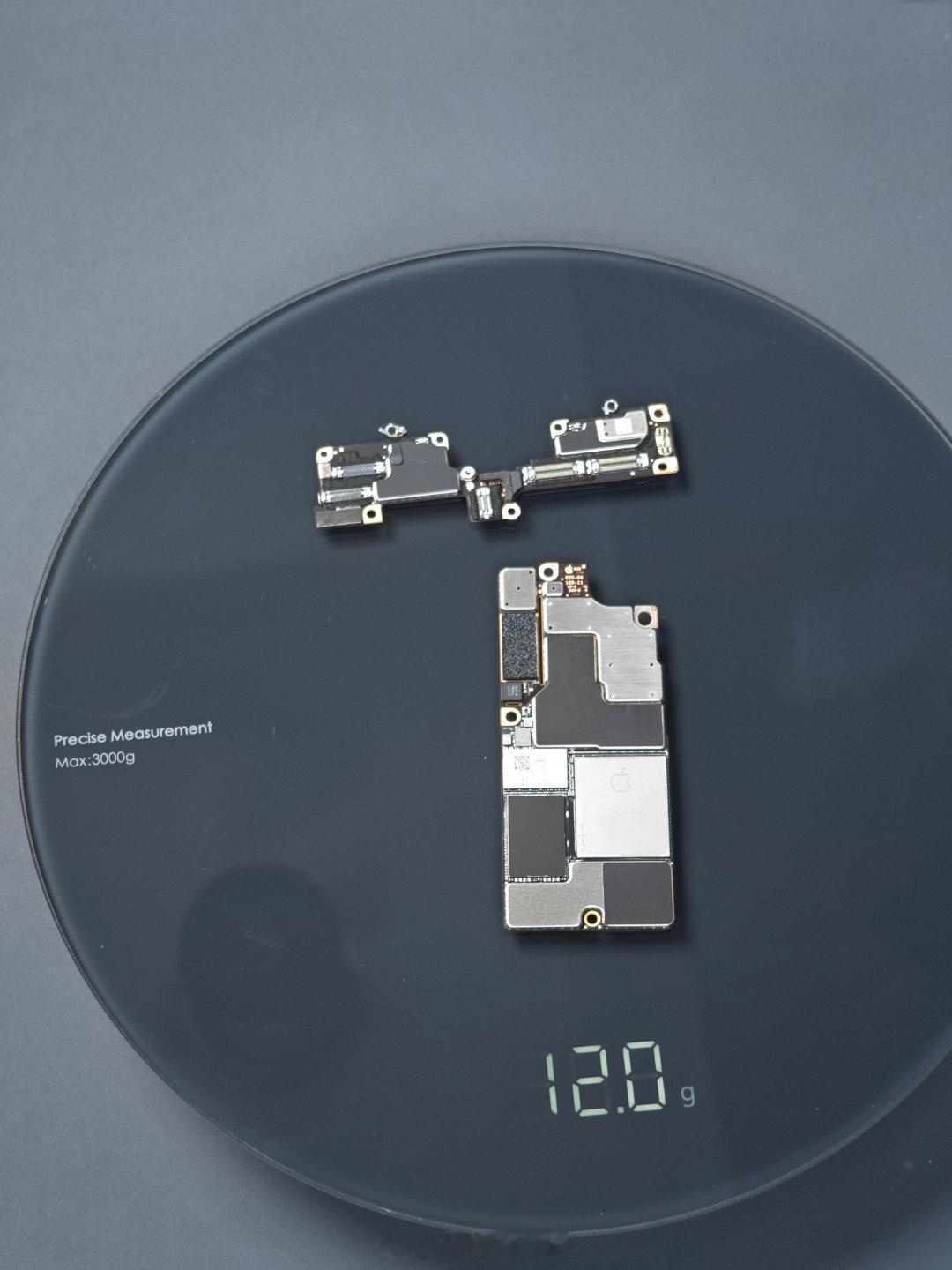 iPhone Duo的两片主板  整体重量是12g   副板负责显示和充电电路  靠FPC排线连接在一起 ​