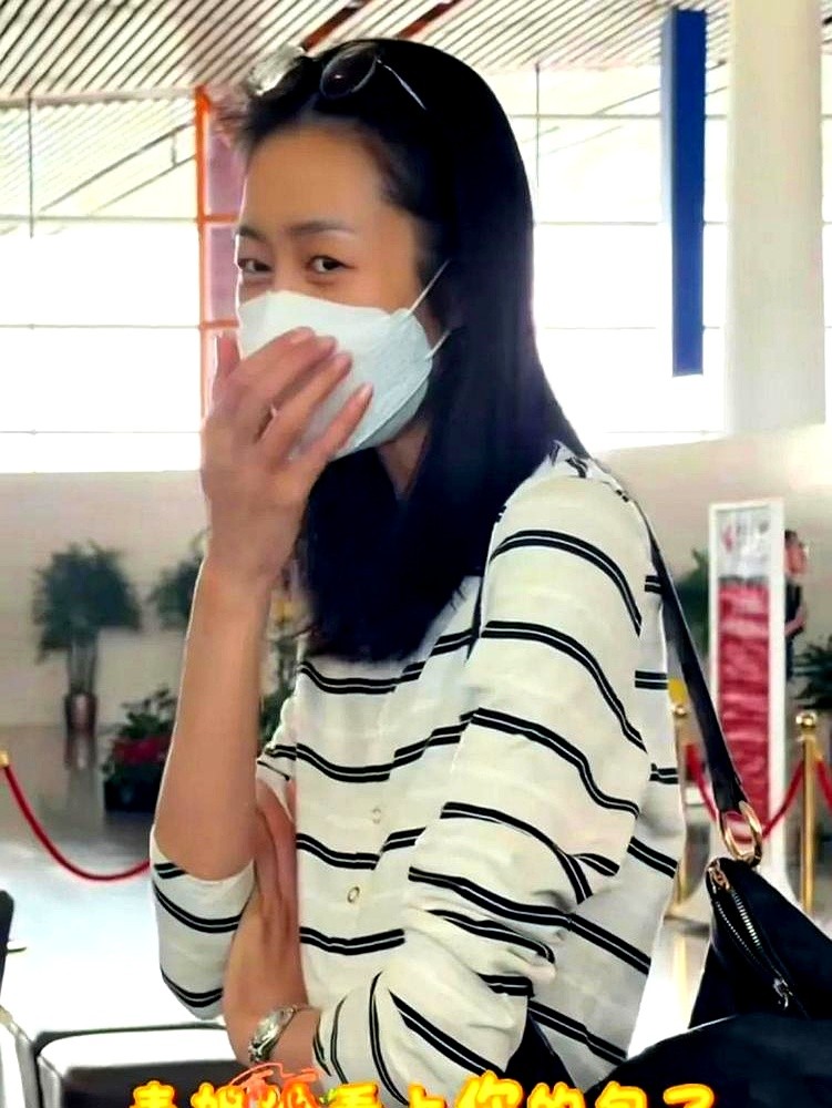 粉丝直接开口要身上的香奈儿外套？这尴尬场面差点没法收场。

刘雯在机场被围，一个粉丝冷不丁指着她的衣服喊着要。换别人早冷脸走人了。刘雯笑着甩出一句玩笑把这茬挡回去，转头接过笔，该签名签名，该合影合影。

不远处，井柏然靠在一旁安静等着，不催不躁。等人群散去，两人自然地扣上十指往外走。这俩人太懂进退。
