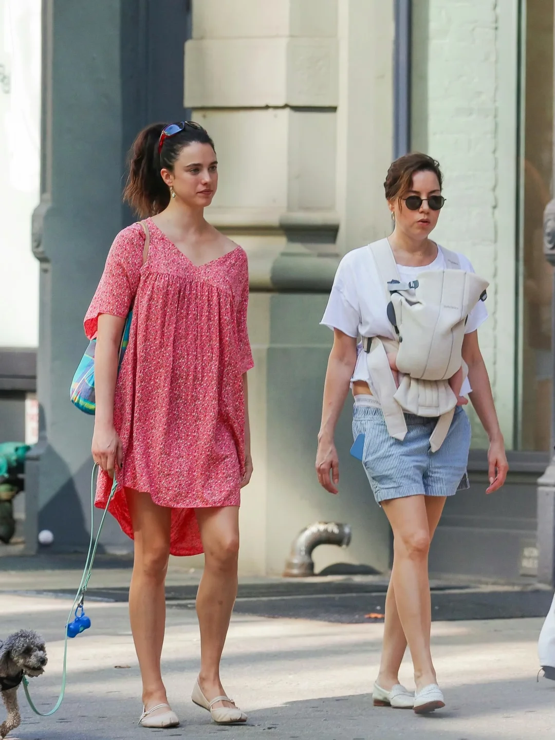 Margaret Qualley 和朋友在纽约散步🐕