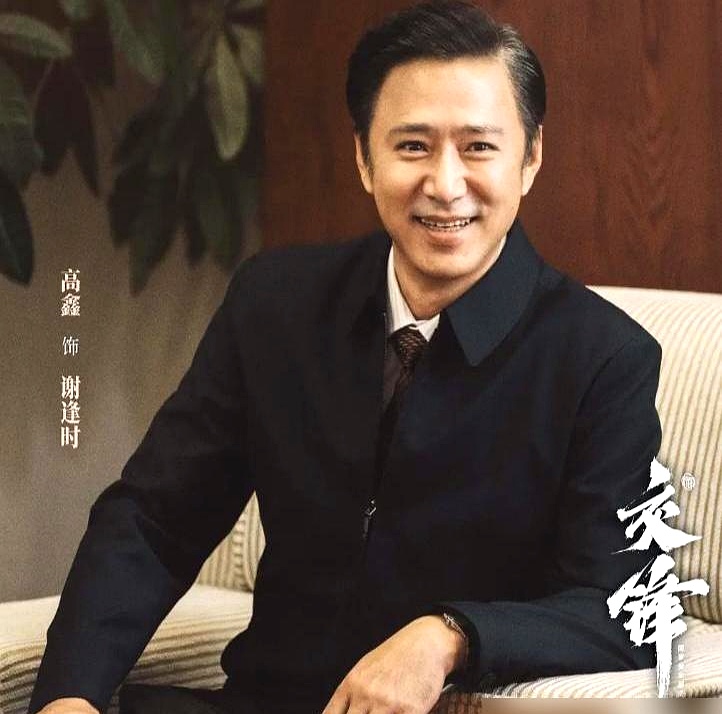 欧豪在新剧《交锋》里太狠了，表面是温文尔雅的港口管理，背地里潜伏整整二十年，专干调包军用装备的勾当，转头就把高鑫儿子的前途彻底给毁了
 

高鑫和涂凌演的那对两口子，还没闹明白怎么回事，亲生骨肉就已经被推向火坑。做父母的最怕这种事，身边天天照面的体面熟人，背地里专奔着毁你家孩子去，刀子全下在最要命的