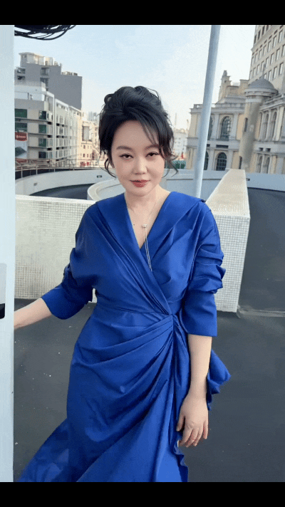 湾区升明月晚会，胡歌即兴清唱“趁现在年少如花”，直接把闫妮逗到开启经典“微醺”模式。

闫妮当场发出爽朗的雷霆大笑，笑得开怀又放飞，一旁张若昀、周深全都绷不住跟着笑场。

还记得去年晚会，闫妮和魏大勋合唱《Mojito》，就因为松弛陶醉的状态出圈，被网友调侃是内娱微醺天花板。

没有偶像包袱，活得随
