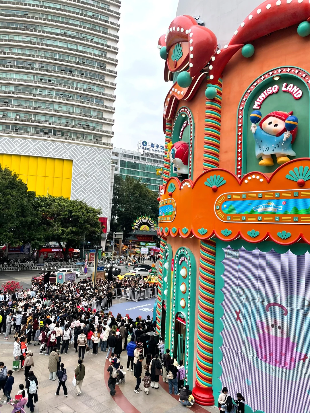 今天南宁朝阳广场这里干嘛？这么多人