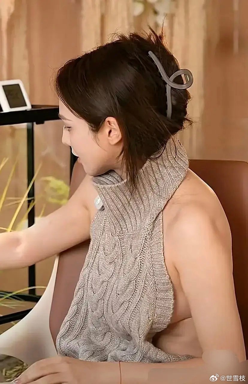 彭小苒直播为啥选这种高风险衣服，真的有点看不懂？ ​