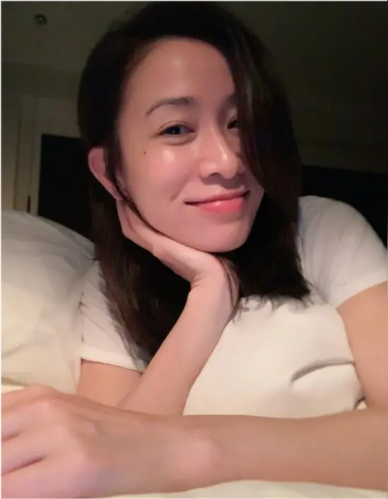 欧阳震华问佘诗曼：你想不想要个小孩？
佘说：当然想，但年龄大了生不出来。
欧阳又说：可以冻卵呀！
佘回答：真的假的？
佘诗曼50了，这个年纪冻卵有些来不及，晚年的生活她打算好了，遗产全交给妈妈和弟弟，香港几套豪宅，寸土寸金的香港能买得起几套房子可见她的吸金能力
