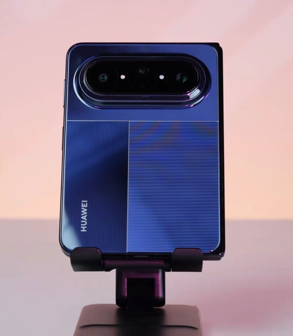 #阔屏手机或成市场增长主力# iPhone Duo终于终于发售了。但是就长焦体验以及备货量来看，Pura X Max依旧是很优秀，很值得平替阿果的机器。 ​