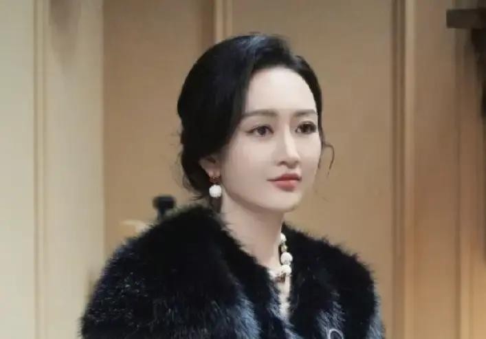 很多人看《伪装者》里的汪曼春，再看《琅琊榜》里的秦般弱，都觉得这女演员骨子里带着一股子豪门千金的贵气

这气场太能唬人了，查了查王鸥的底细，反差大得让人半天没回过神

哪有什么富家千金，人家不过是广西南宁一个最普通不过的工人家庭里，硬生生摔打出来的苦孩子

三岁正是赖在爹妈怀里撒娇要糖吃的年纪

王