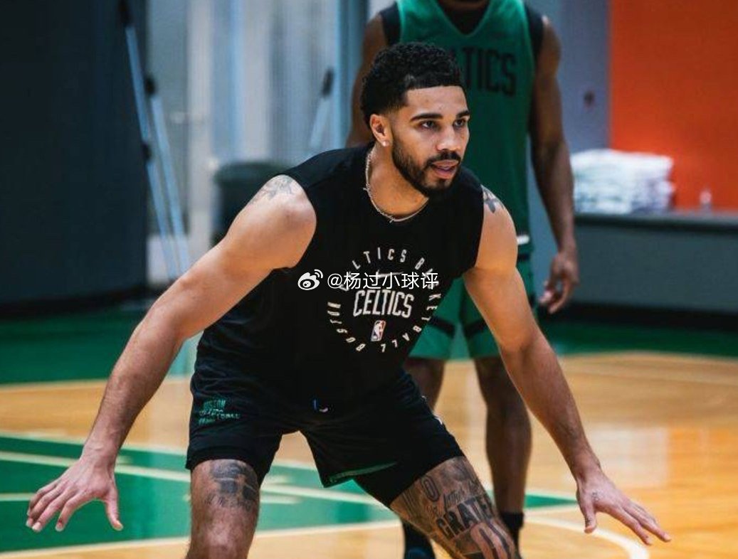 nba NBA凯尔特人明星前锋塔图姆（Jayson Tatum）近日造访中国，昨（27日）出席上海的Jordan品牌活动。尴尬的是，塔图姆在投篮环节中，竟连续10罚不中，让围观群众里的一位球迷忍不住两度大喊「Jayson! Let me try!」塔图姆今年暑假的中国行首站昨日来到上海的Jordan店铺，下车后亲切替等候的球迷们签名并合影，去年经历大伤报销的他在采访谈阶段表示，训练师、教练及队友们在他遭逢低潮时给予充分支持，而两个孩子更是他坚持下去的精神支柱，直言没办法上场的那段日子，对热爱篮球的他来说是无比煎熬。
