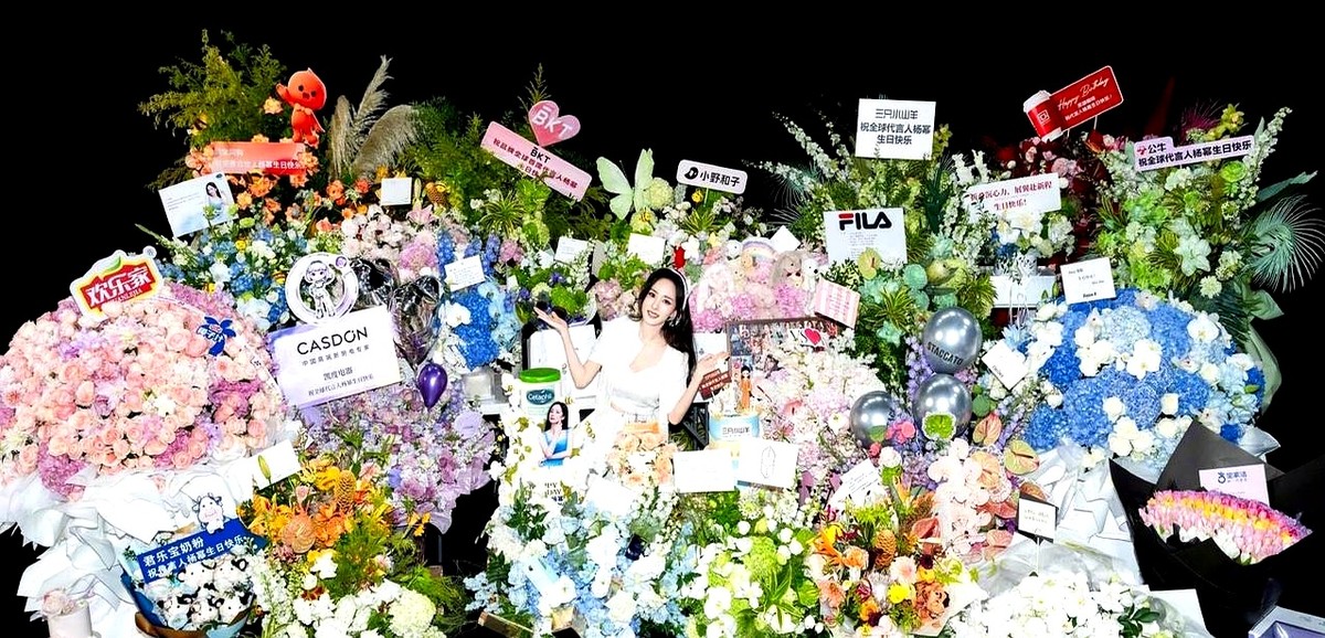 杨幂生日花束塞满镜头，唐嫣却几乎连张花照都不发，商业价值真差这么多？

这两年85花庆生早就不只是吃蛋糕了，一束花背后站着一个品牌。杨幂照片里的花直接把镜头塞满，排面自己会讲话，这其实就是一场商业价值的公开亮相，花堆得越满，排队的代言就越多。

反观唐嫣几乎不发这类照片。有人猜是代言数量摆在那儿，也