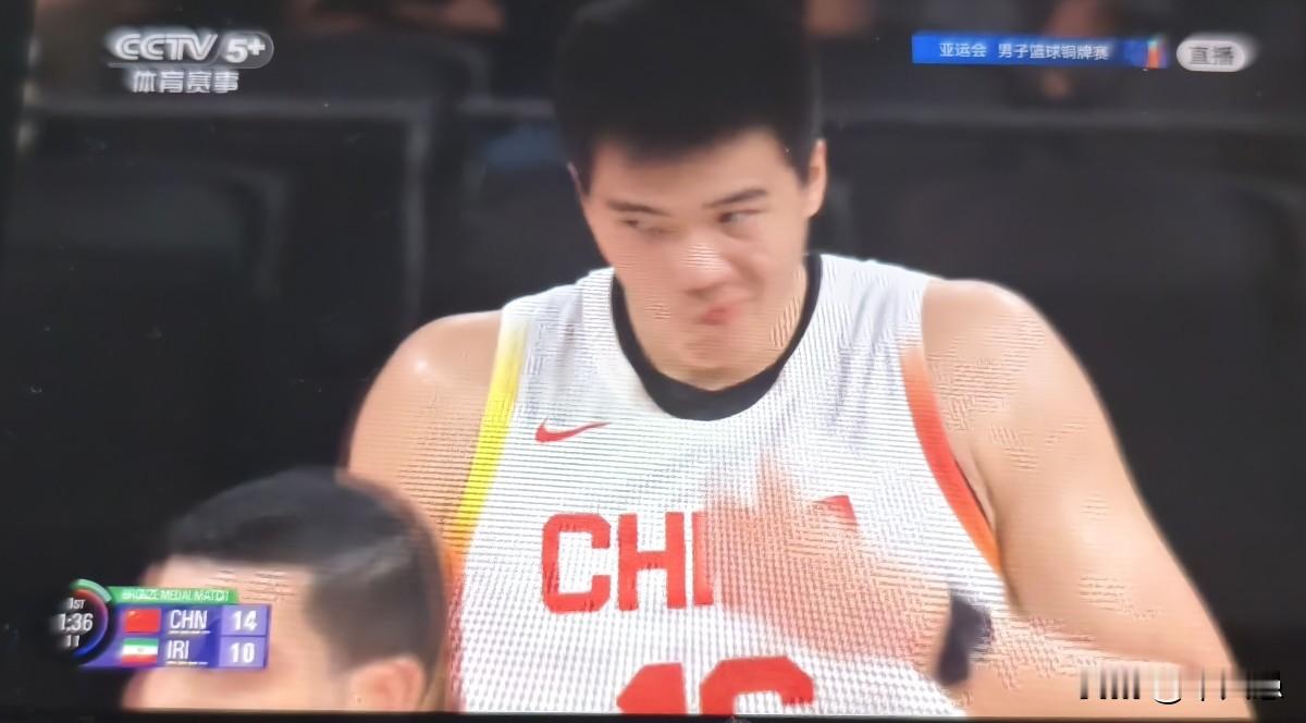 中国男篮的焦泊乔简直太让主教练郭士强欣慰了！在亚运男篮铜牌战中国VS伊朗的比赛中，第一节比赛，替补出场的焦泊乔，先是一记三分为中国男篮扳平比分，随后紧接着又在内线防住了伊朗球员的进攻。而且多次抢到关键的篮板球。在看完焦泊乔第一节比赛的表现后，郭士强无疑很满意！