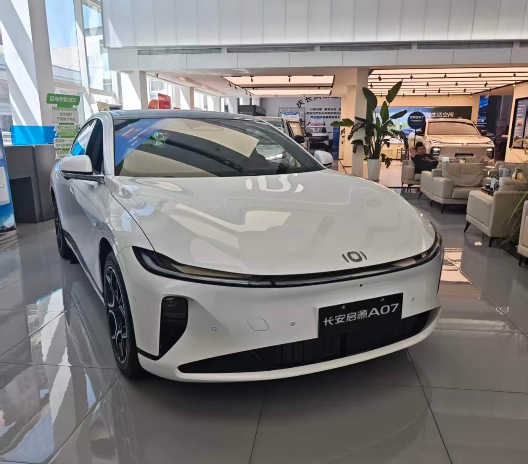 启源A07的730豪华型和旗舰型怎么选呢？其实长安汽车的启源A07的豪华型与旗舰型各有优点，具体还是看用户的需求。要说性价比​​豪华型最高​​，13.89万就能拿到730km续航+3C快充 +后驱+8155芯片 +座椅通风加热，核心三电和空间跟旗舰型没有任何区别，省钱到位。
但是​​旗舰型多花的1万