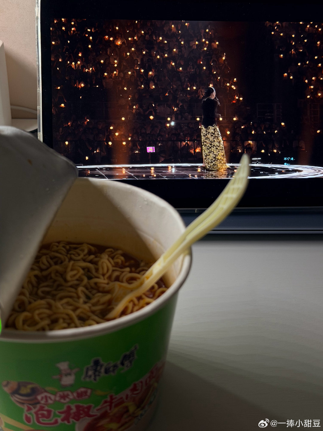 #那英[超话]# 
是谁至今未走出那个晚上🥲……
在动车上反复观看，深夜到家继续观看……
（大疆你的画质太好了……戴耳机ipad沉浸式欣赏自己拍的岁月live版…… ​