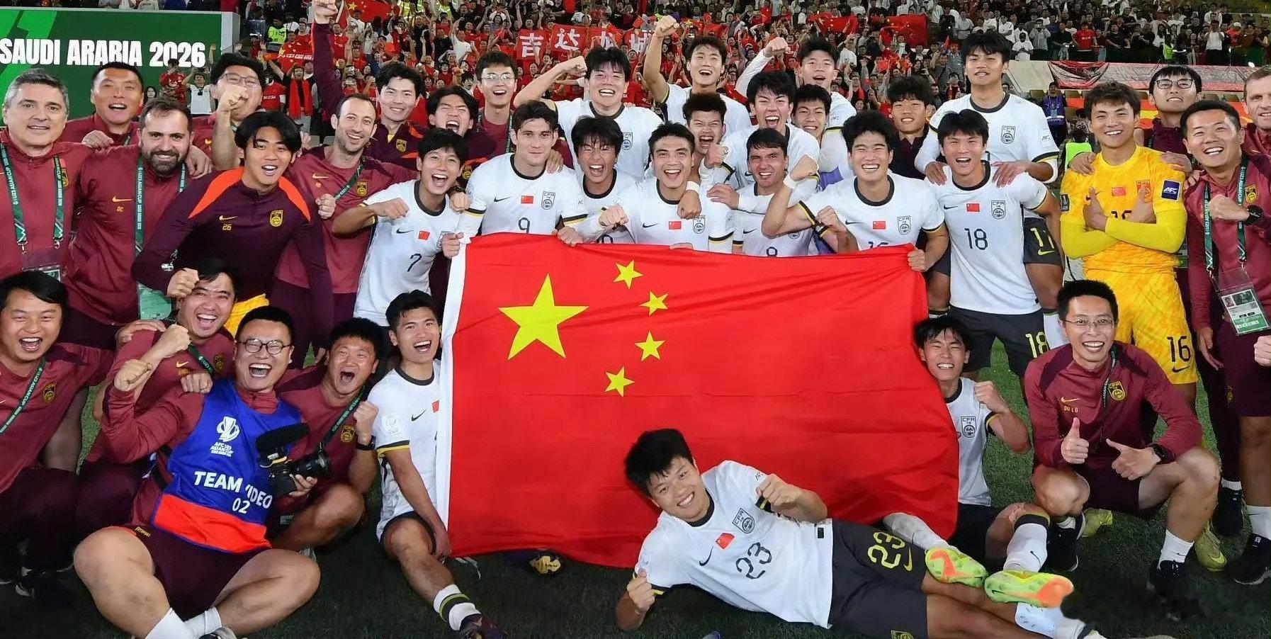 #中国足球# 在成年男足持续低迷之际，中国U23男足时隔28年重夺亚运奖牌，为身处寒冬的中国足球点燃了一把珍贵的“希望之火”。 ​