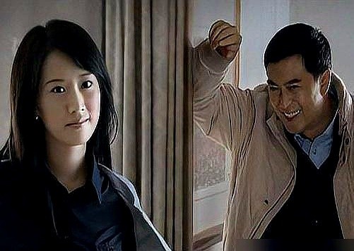 当年《蜗居》里海藻为了六万块搭进一辈子，戏外的李念却把日子过成了海藻做梦都不敢想的样子。

41岁，三胎生完，定居美国。丈夫是富商林和平，她自己处于半隐退状态，极少接戏，也不炒作。

前阵子14岁的大女儿卡卡跟她一起拍了组杂志封面《同根，异朵》，身高都快撵上她了。外头都在猜这是要给星二代铺路出道，杂