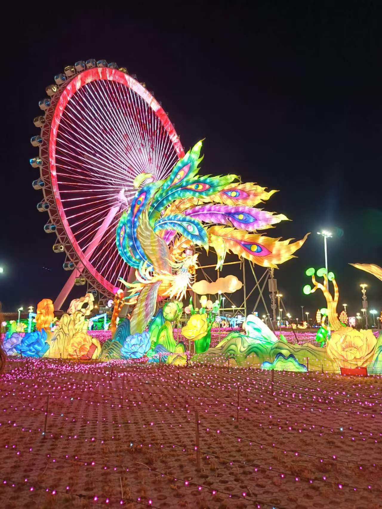 这是哈尔滨冰雪大世界非遗千灯会的灯展 ，它规模宏大，集聚了多种民间手工艺术，是传