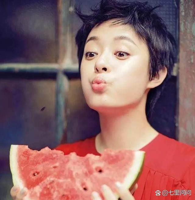 1.圈里现在已经很少用割粉丝韭菜这个说法了，而是改成了“下一次活动怎么爆粉丝更多的金币”。

2.韩东君私下性格外向随和，社交能力很强，朋友遍布各个圈层，不管是家境优渥的二代，还是剧组普通工作人员，只要爱好契合，都能聊得来、处成朋友，待人也大方爽快。

3.佘诗曼会在行李箱里塞一副麻将，平 ​