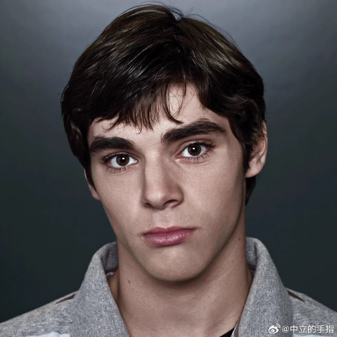 《绝命毒师》中老白的大儿子，演员R.J. Mitte 昨日自杀身亡，终年34岁。外界猜测因为情绪问题。RIP ​
