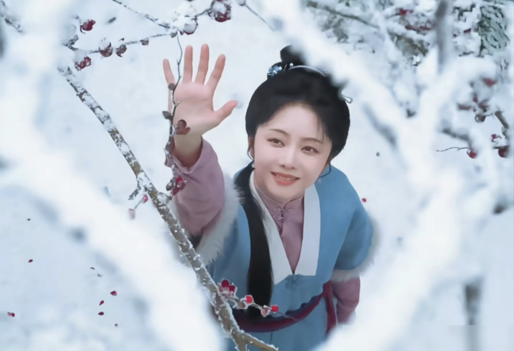 一部剧火不火，就看骂它的人多不多。
《兰香如故》这剧就挺邪门，热度冲上第一，评分也高，但豆瓣就是迟迟不开分，全是吵架的。
有人夸它反套路，说女主终于不傻白甜了，只想搞钱活命，通透得不像个人；也有人骂它烂到骨子里，开篇就集体自尽保贞洁，都什么年代了还宣扬这种艳尸文学？
更逗的是，一边夸全员演技好