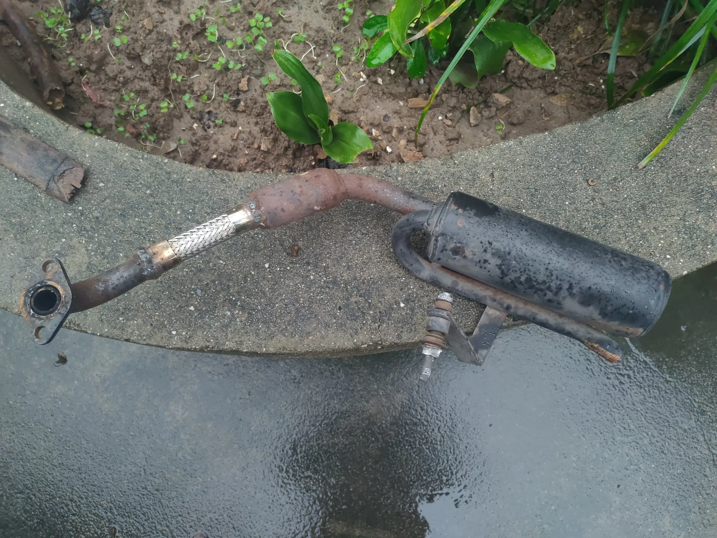 自从买了这辆电动车，围绕增程器部分一顿折腾，增程器设计极度不合理！学会了调化油器混合比；修了油管漏油；学会了修碟刹；化油器和发动机没有固定在一起，导致化油器底座断了，以上问题都解决了！唯一头疼的就是排气管，问了修摩托的师傅，他们给的解决方法，都不是很好！没办法自己买了一节软管，由于太着急修好，没听电