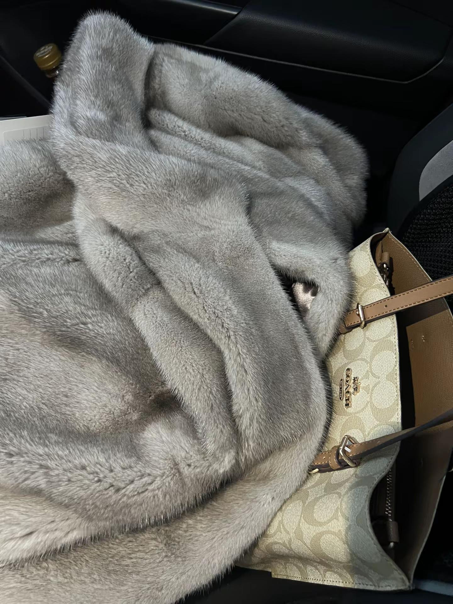 成熟女人的三大标志：穿貂，买黄金，听凤凰传奇