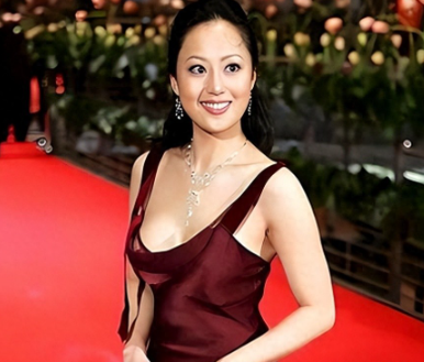 章小蕙的商业路与那场官司，章小蕙1963年出生，祖父辈有民国底子，父亲章建国做北美中文电视和中文电台业务。她三岁拍广告，四岁进高级百货，十七岁能给父亲的商务会做同传。
1988年她与温拿主唱钟镇涛认识二十一天闪婚，婚礼花掉约300万港币。她给《明报周刊》写时尚专栏，开时装店推小众设计师，年流水曾到两