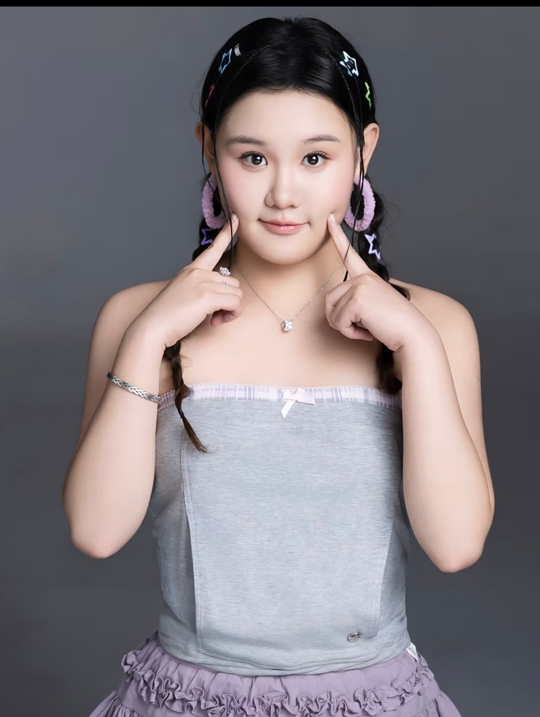 张家齐直播时被观众调侃“来做我儿媳妇吧”，她一句“得让你儿子自己来”巧妙化解越界玩笑，这番回应让她在综艺播出后冲上带货榜第一。  一、高情商回应：把选择权交还给子女- 核心话术：面对弹幕“来做我儿媳妇