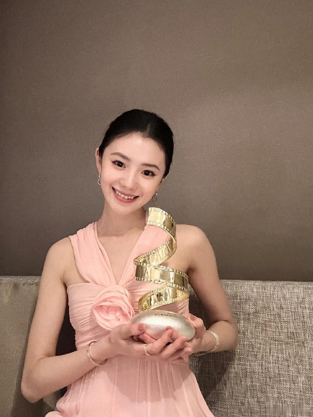 #刘浩存[超话]# 🩵#刘浩存miumiu#🩵 #miumiu品牌大使刘浩存#🩵 #刘浩存# 

喜欢你之后 看见你的每一秒我的嘴角都会不自觉的向上扬起

​