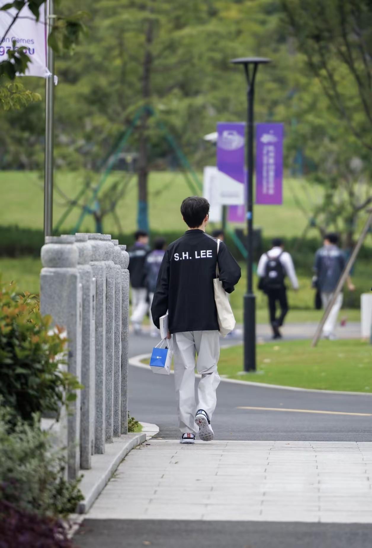 看我老公这张照片的时候    衣服后面是FAKER习惯了我看到这张照片衣服后面字母的时候   我还恍惚一下   珍惜衣服后面是FAKER这几个字母吧       退役以后在看见就是李相赫了。。。。