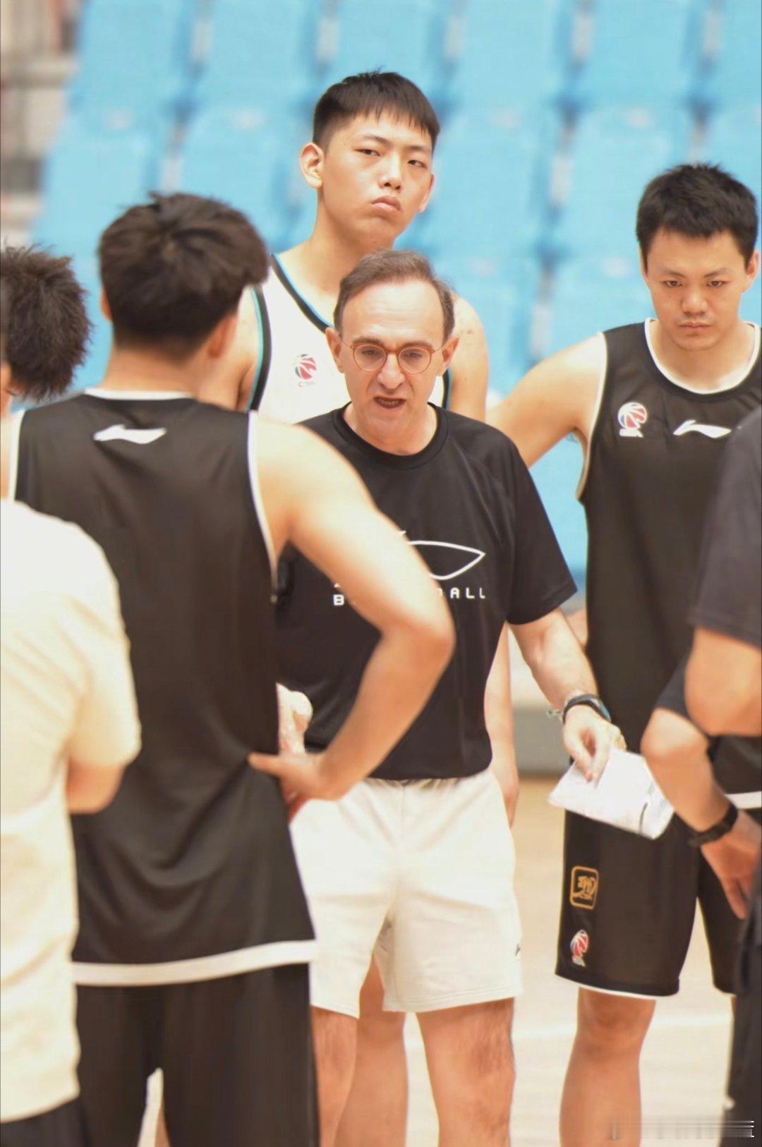 今日辽篮新闻汇总如下:
1. 辽篮葫芦岛对抗赛19:35对阵北控。
2. 克里斯入驻dy，期待新赛季。
3. 网传辽篮官方dy本场比赛无直播。
今日CBA新闻汇总如下:
1. 库里现身粤BA，与广东省篮协会长杜锋同框。
2. 广东热身赛95-64胜美国STTP俄亥俄男篮。
3. 广东外援卢卡首秀，十余分钟9分6板7助。
4. 前广东球 ​