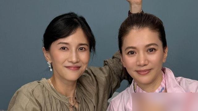 53岁袁咏仪素颜戴百万名表，旁边全妆的papi酱瞬间被衬成了小跟班。
节目里她自曝，因为19岁儿子说了句“很没礼貌的话”，母子俩直接冷战。她不追问，不沟通，就晾着，让儿子自己想明白。张智霖在旁边劝：“算了算了，小孩嘛。”
她说儿子跟爸感情更好，跟自己反而容易吵。聊到夫妻感情，就一句：“还可以，过