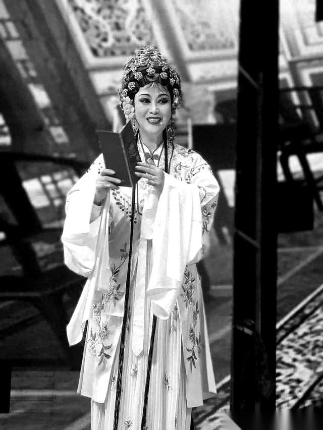 59岁的越剧花旦演员钱水明在苏州吴江演出期间突然溺水，10月12日早上遗体被当地村民发现。
警方调查确认这是一起意外身亡，剧团负责人方女士说她几乎一生都在从事越剧、待人和气。
10月13日，她的告别仪式已经在南浔举办，社交网站上仍有网友在发帖追忆。
看到这个消息，心里真的沉了一下。
59岁，换作普通