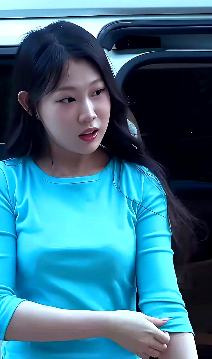 网传一张疑似小沈阳女儿的照片火了，网友看完直呼神奇，这姑娘不仅没长残，反而精准避开了父母的颜值短板，专挑两口子的优点长
 

眉眼间一眼就能看出小沈阳夫妻俩的影子，五官组合在一起却格外舒展，透着一股大大方方的青春感
 

基因遗传有时候真是一门玄学，有的星二代拿着父母的神颜牌打得稀巴烂，有的却能把平
